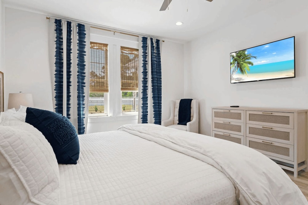 Chic Shack by Avantstay Private Pool, Walk to Beach, Sleeps 13!