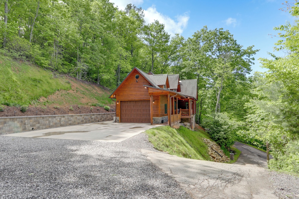 Sunset & Mountain Views: Scenic Sylva Log Cabin! view 4