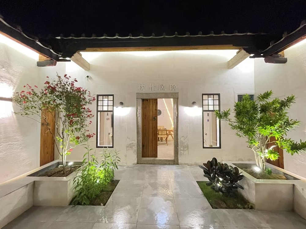 Serenity Courtyard Hotel