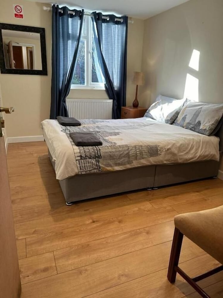 Luton Town House Near Airport