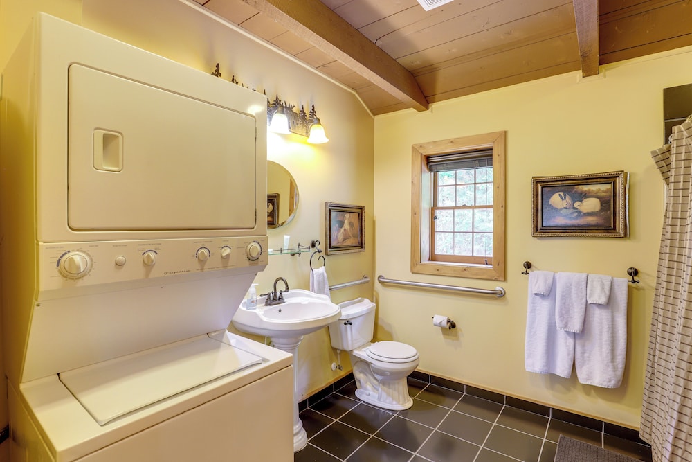 5 Mi to Dtwn Asheville: Tranquil Cabin Retreat!