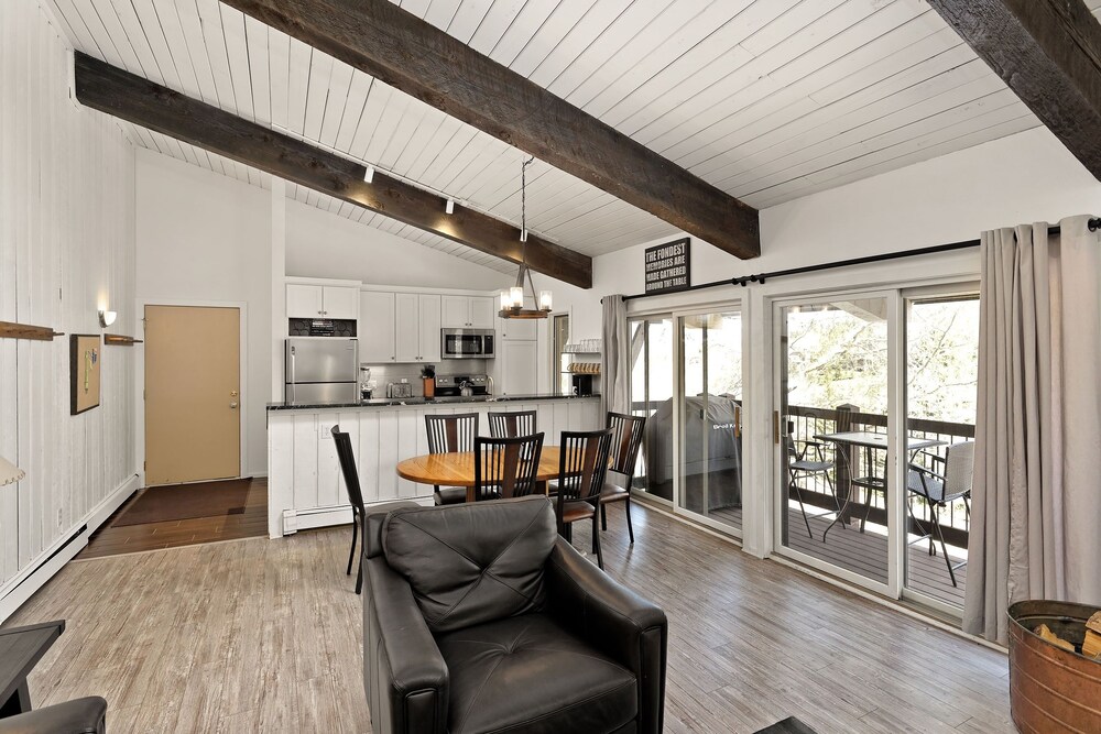 Snowmass 2BR Loft Retreat Deck, Fireplace & Views - 21E