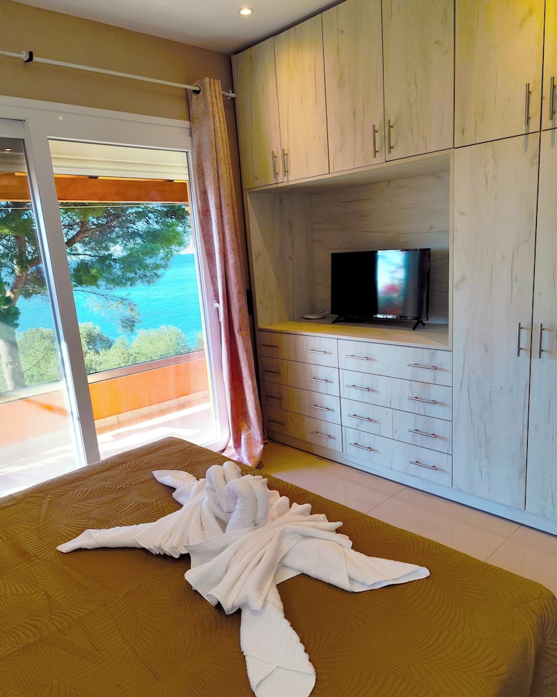 La Casa di Kosta Luxury Apartment, Kontogialos Beach, sea Views
