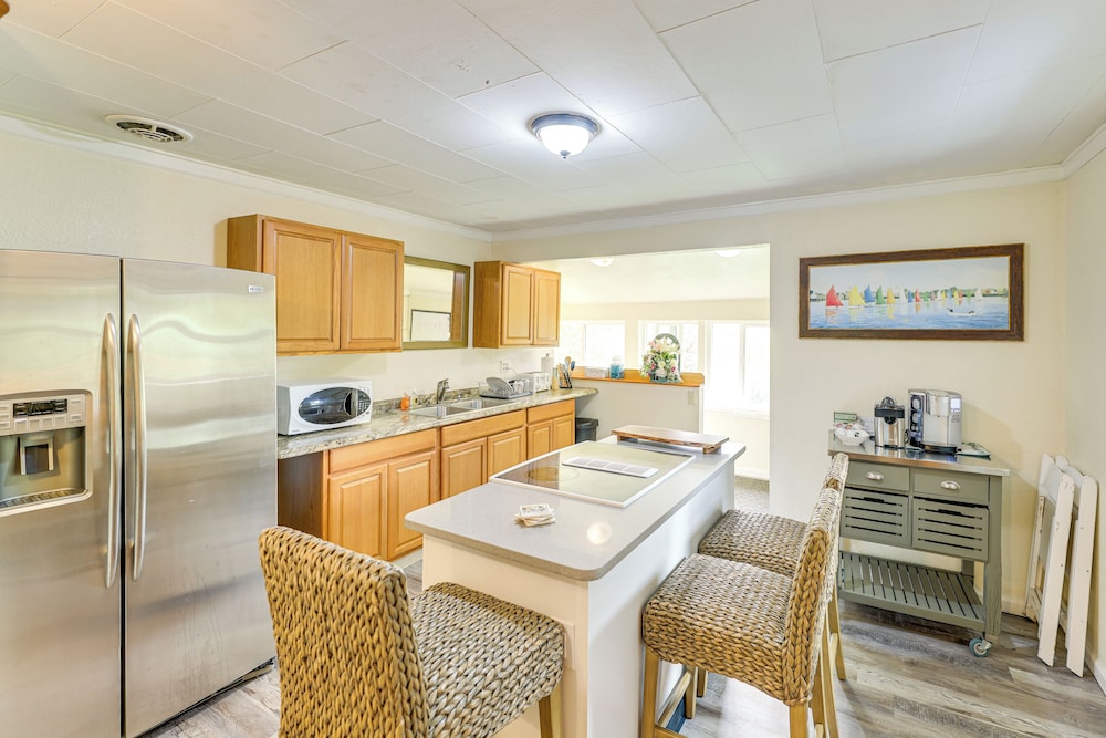10 Mi to South Beach & Newport: Home w/ Deck!