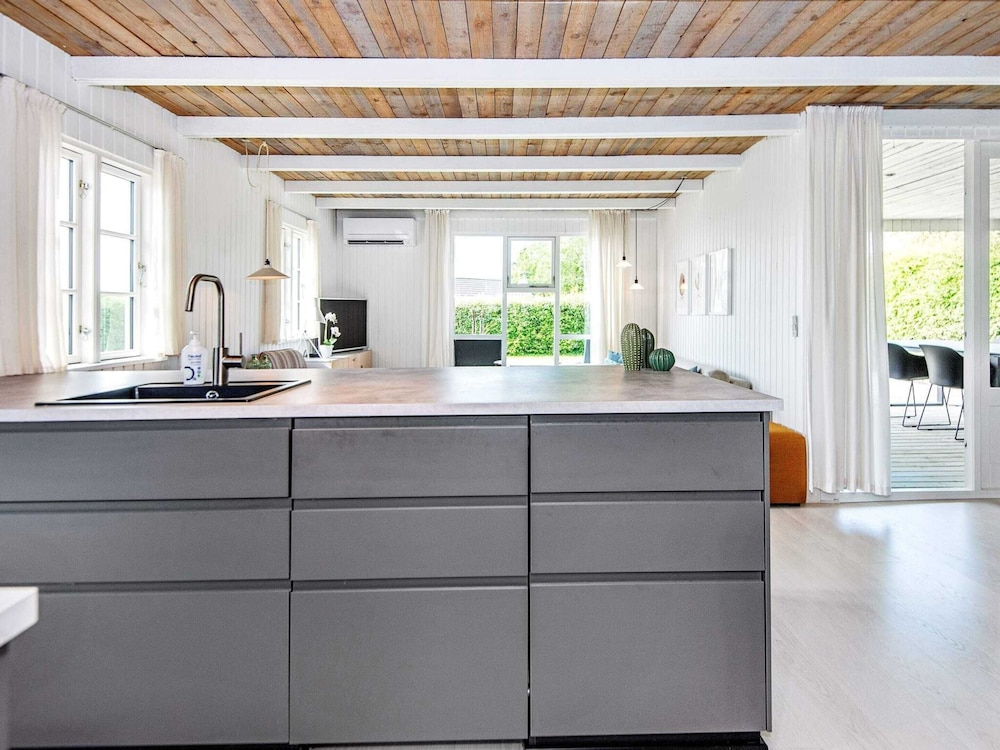 Renovated Waterfront Retreat-by Traum view 4