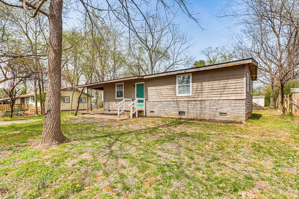 4 Mi to Dtwn: Dog-friendly Fayetteville Home