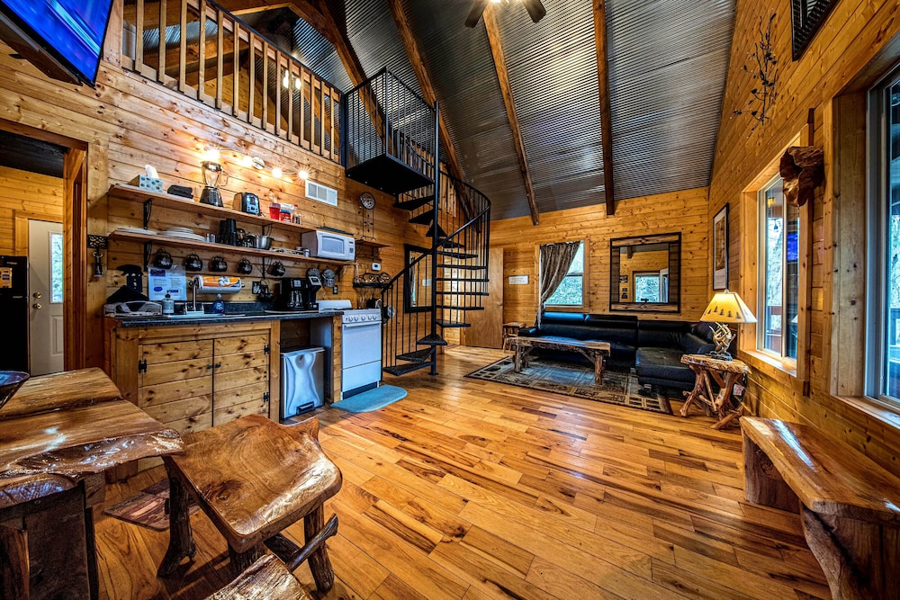 Bear Creek Lodge and Cabins in Helen Ga - Pet Friendly, River on Property, Walking Distance to downtown Helen