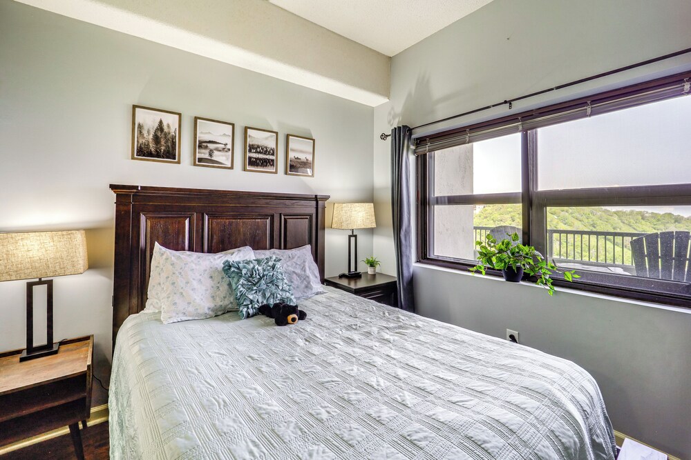 3 Mi to Sugar Mtn Resort: Condo w/ Pool & Hot Tub