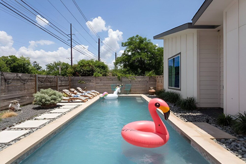 Heated Pool Haven w Hot Tub 3 min to DT
