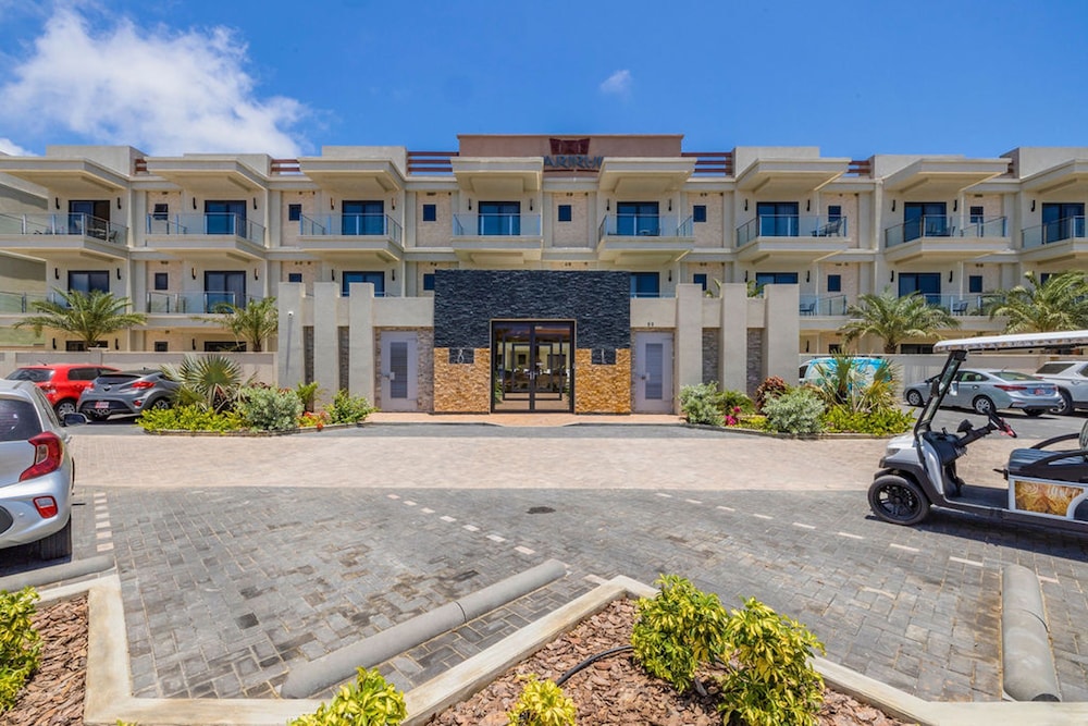 2BR 2BA Top Floor Corner w Amazing Views Gym
