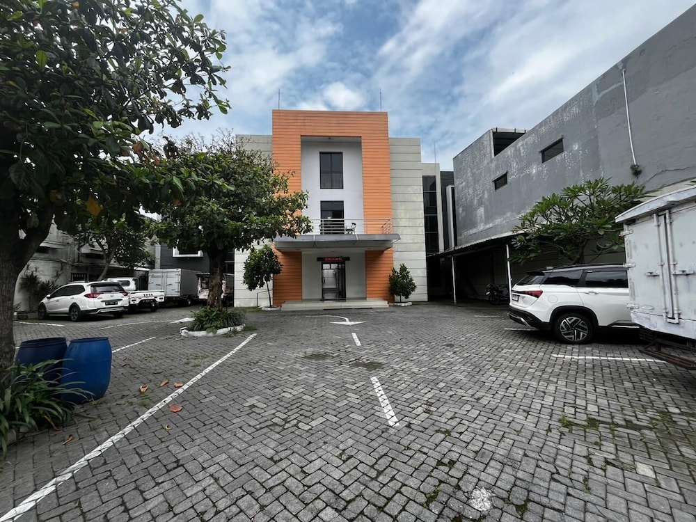 OYO 94442 Jebres Inn