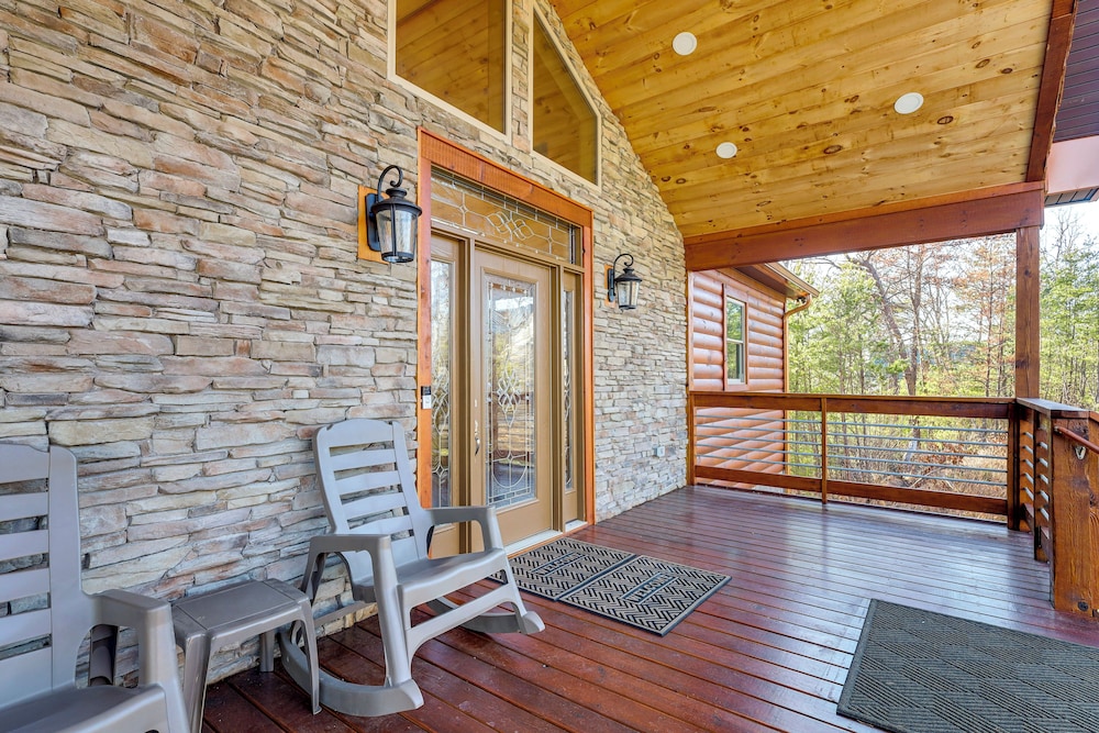 Majestic Mountain Views: Sevierville Escape!
