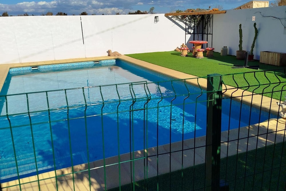 Lorca- Cottage - Sleeps 4 - pet Friendly - Pool