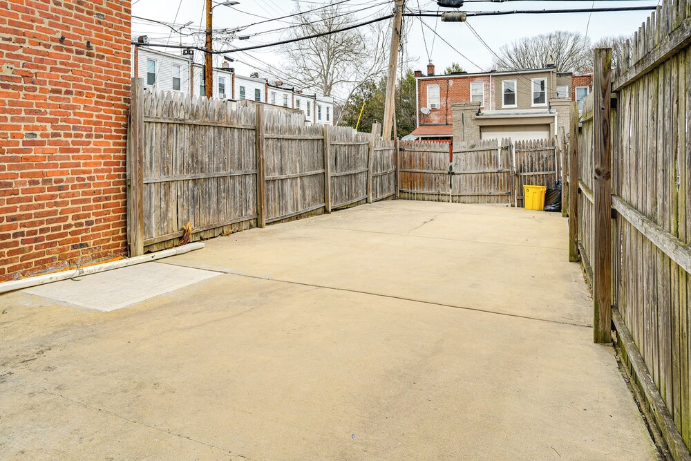 4 Mi to Inner Harbor & Jhu: Baltimore Townhome!