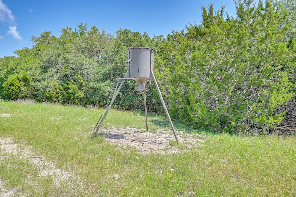 Hot Tub & Valley Views: Hidden Gem in Texas