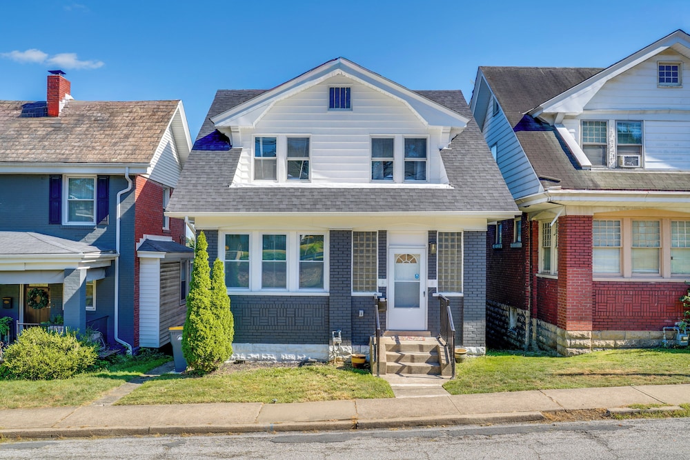 4 Mi to Dtwn: Pet-friendly Home in Pittsburgh
