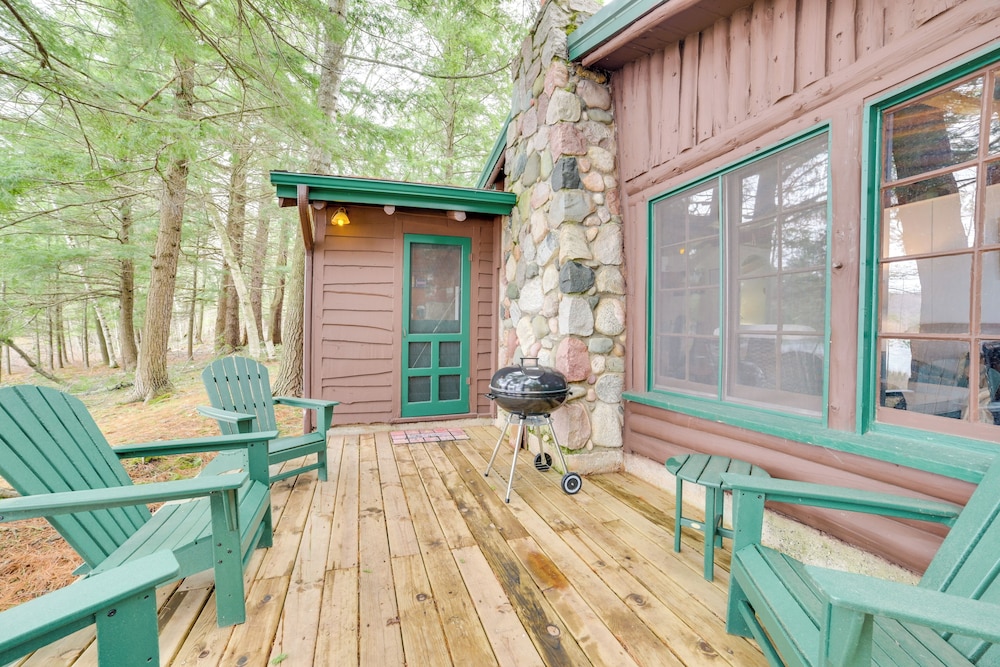 Steps to Beach: Lake Cabin Retreat in Levering!