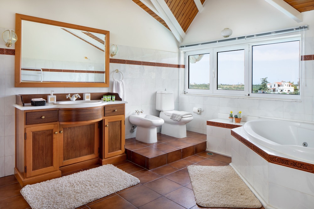 Villa Elihrisos-private Heated Pool Near the sea