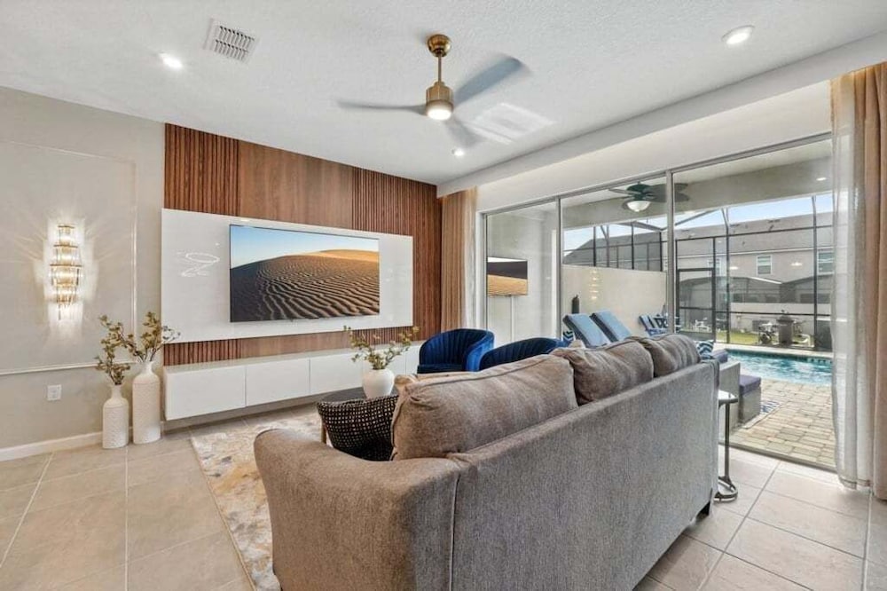 Beautiful Chic Radiance Home With Pool 5 Bedroom Townhouse