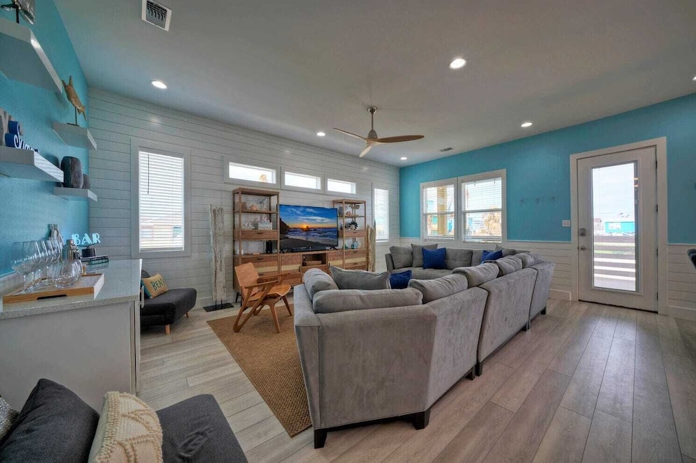 Sleeps 22! 2 Homes Priv Pool, Putting Green, Bar, Deck, Prime Port A Location