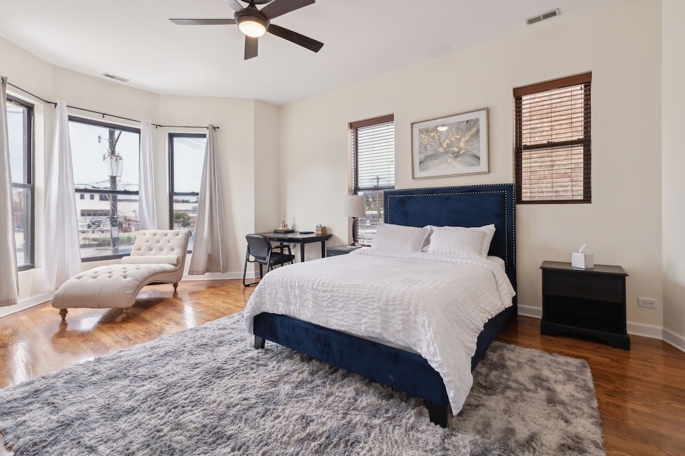 Apartment Near Downtown & Uchicago 4 Bedroom Condo by RedAwning photo 3