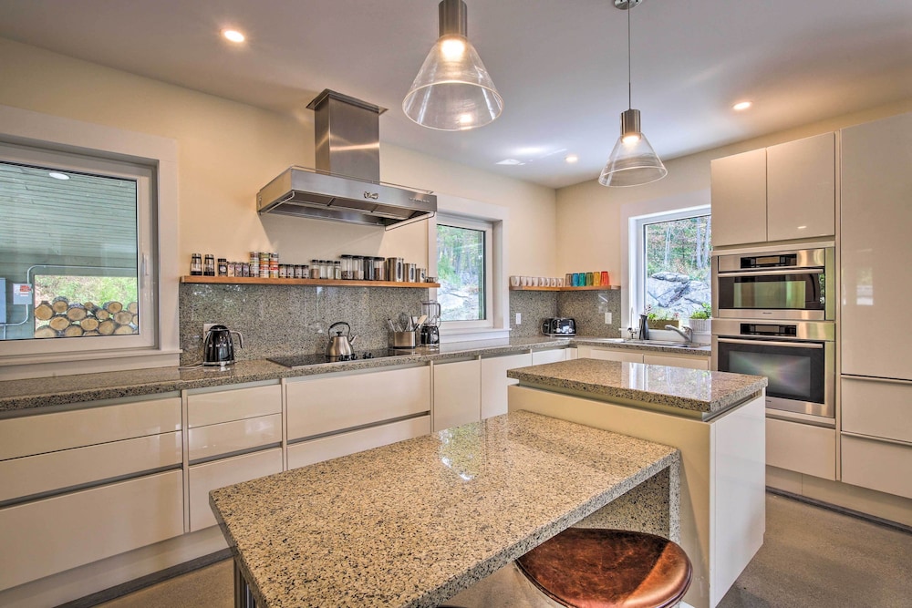 'the Glabin: Garrison Gem w/ Hot Tub & Fire Pit view 3