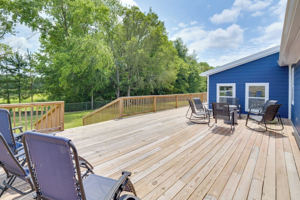 Group Getaway: Lakefront Retreat in Fayetteville!