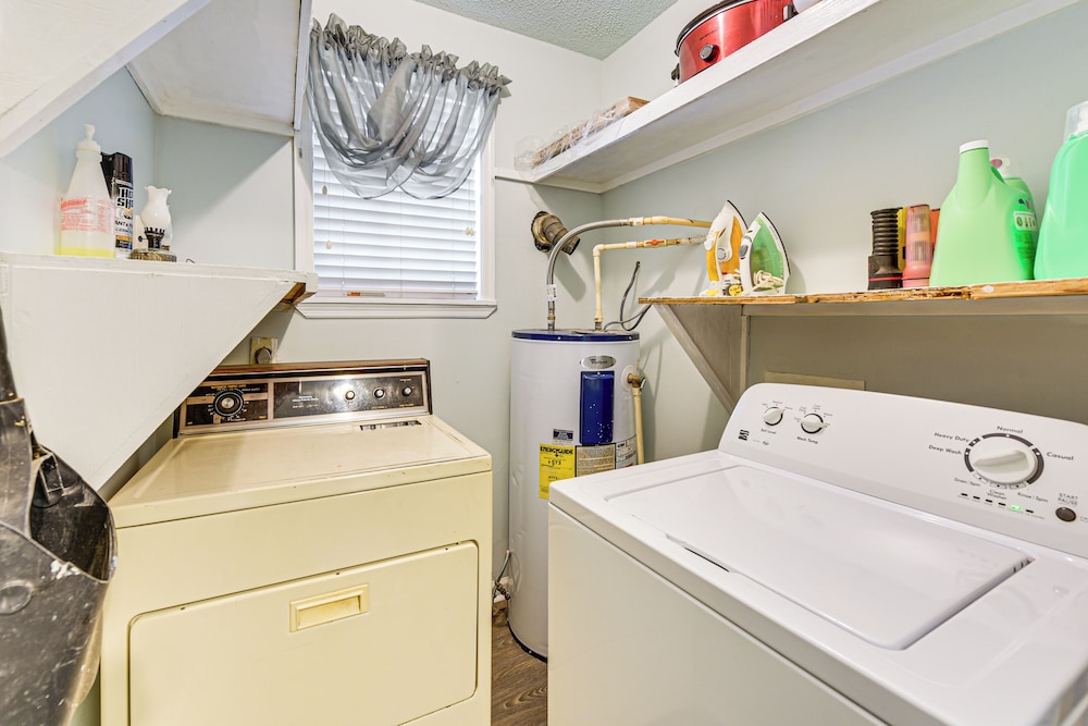 3 Mi to Dtwn Beaufort: Quiet Family Home w/ Yard
