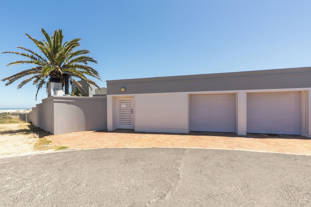 Beachfront, Private Pool, Pizza Oven, Pool Table, Fast Internet, Family Friendly
