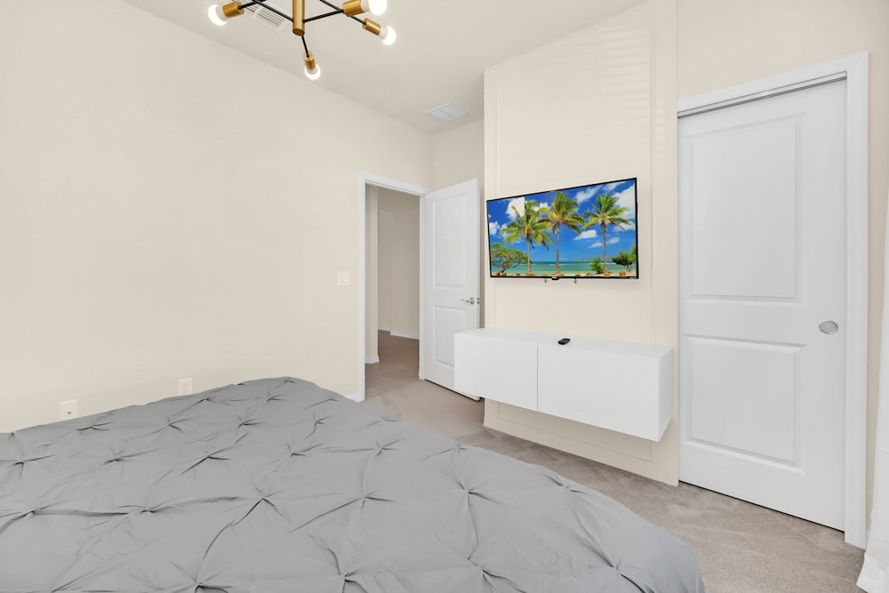Stylish 5BR Home With Mickey Cars Rooms