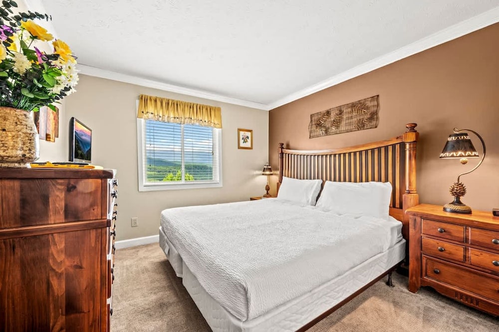 Sleeps 6 Full Kitchen Indoor Pool Mountains Views