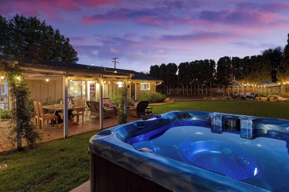 Hummingbird Haven by Avantstay Dog-friendly, Near the Beach, Huge Yard+hot Tub