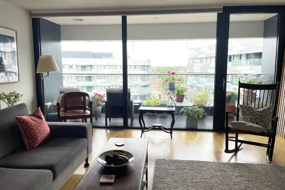 Chic 2BD Flat With Private Balcony - Greenwich