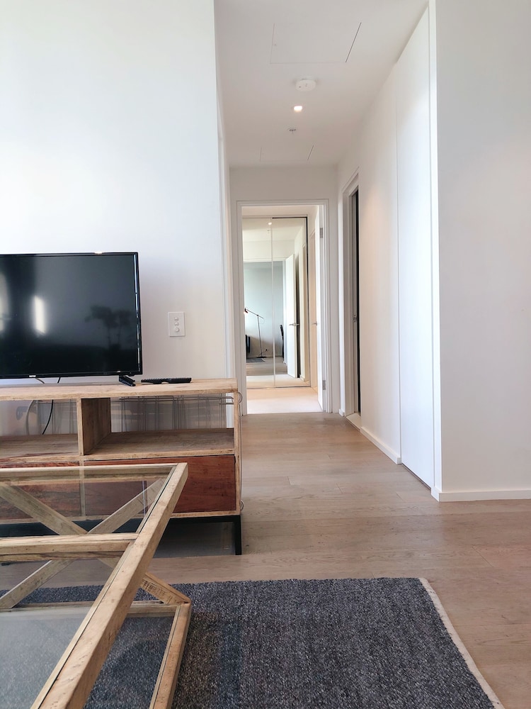 Melbourne Docklands Luxury Seaview Apartment