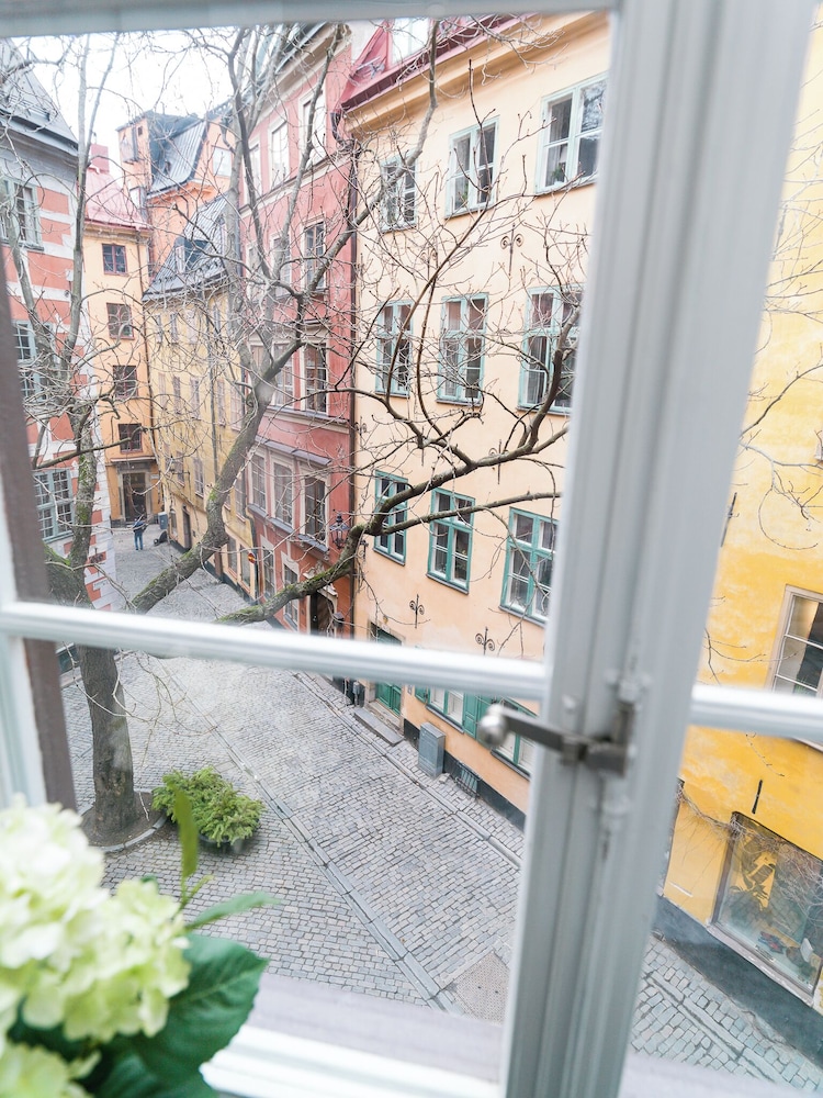 Castanea Old Town Hostel