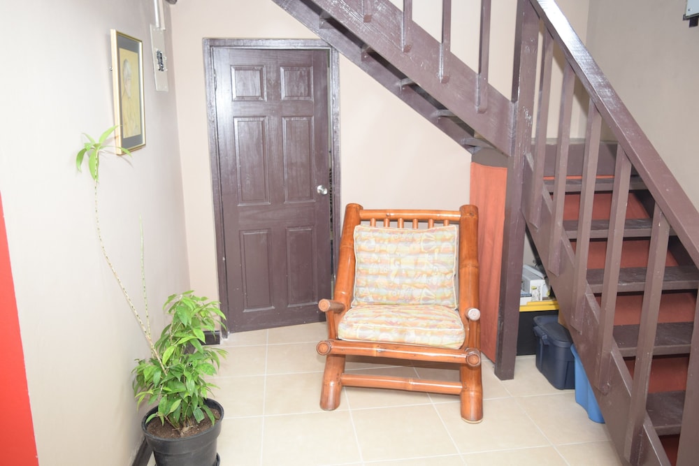 New Kingston Guest Apt at Evans