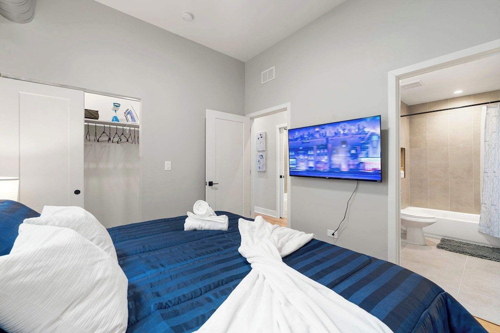 Edgewater Modern 2BR Steps to Lake City Views