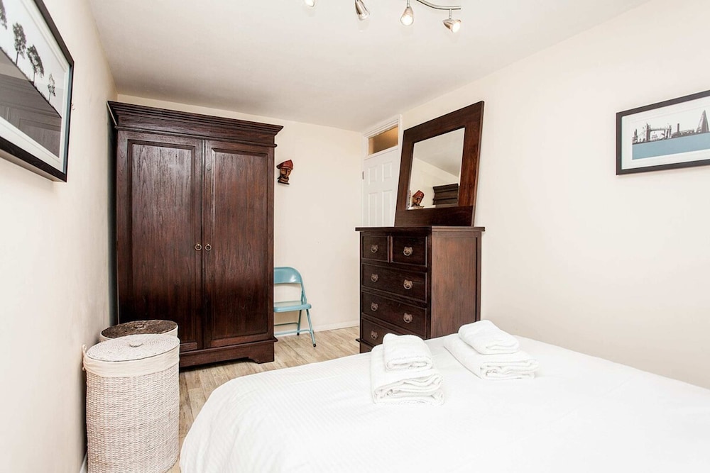 Stunning Spacious South London 1 Bed Apartment with Balcony