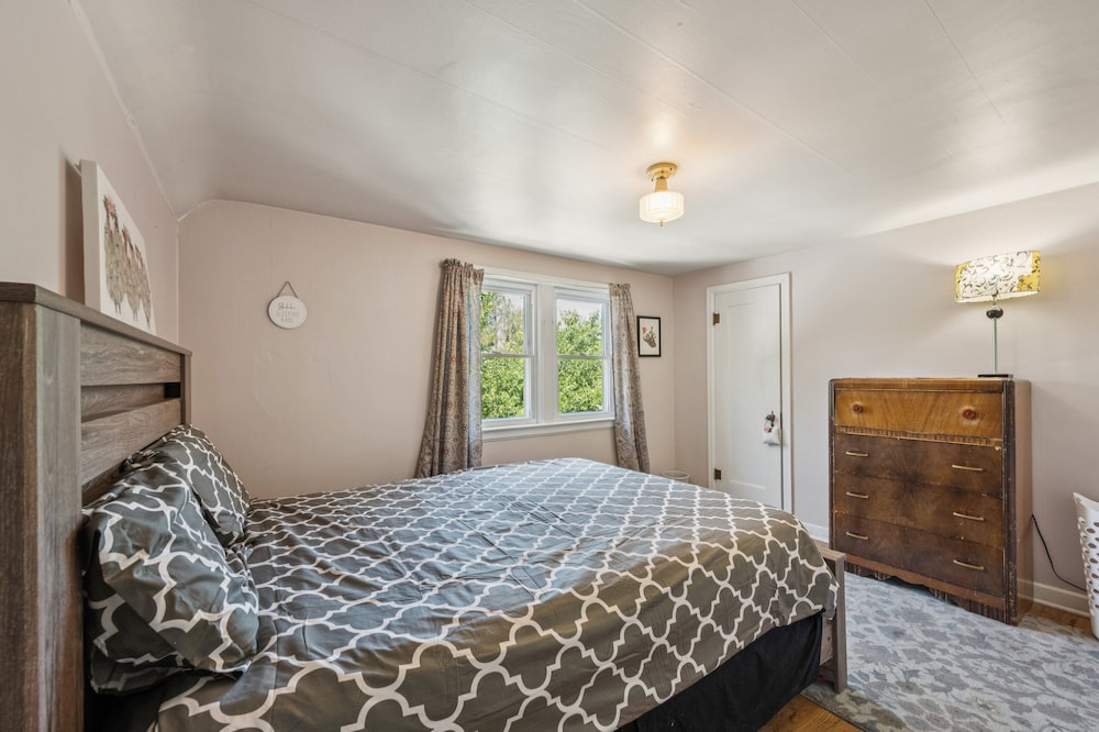 Charming Home Near Unc & Dt Greeley 5 Bedroom Home
