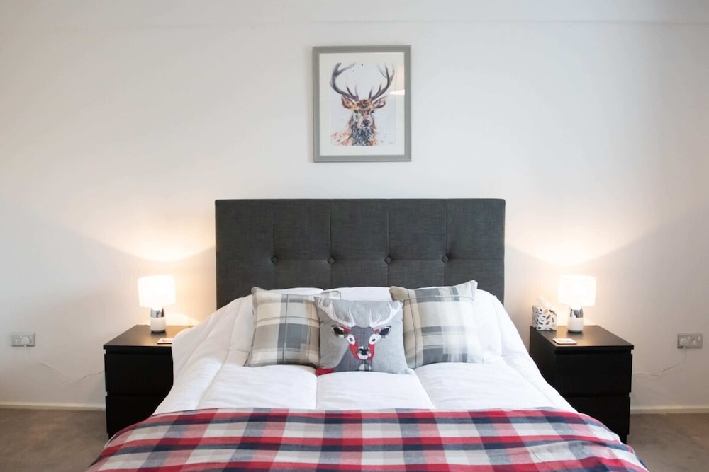 Spacious and Contemporary Flat With Secure Parking