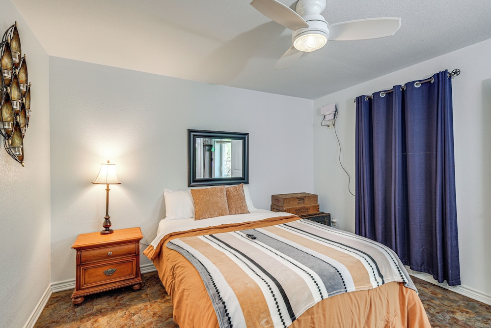 6 Mi to Granbury City Beach Park: Apt w/ Veranda!