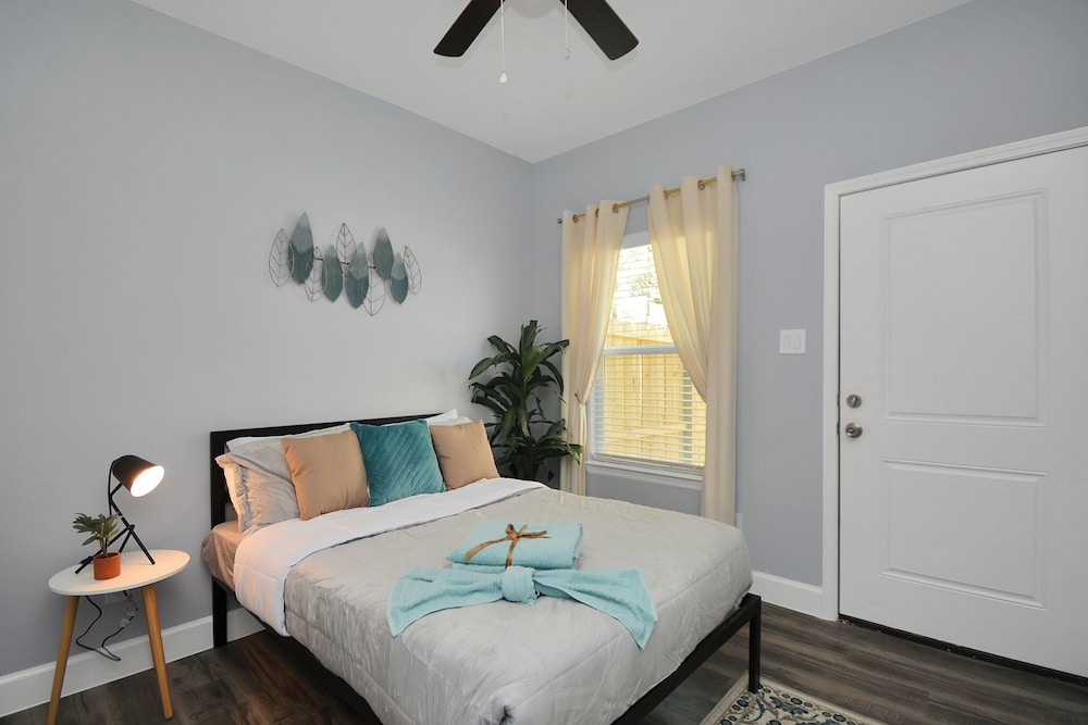 Cozy Retreat Near NRG Stadium, Free parking, Wi Fi - Image 4