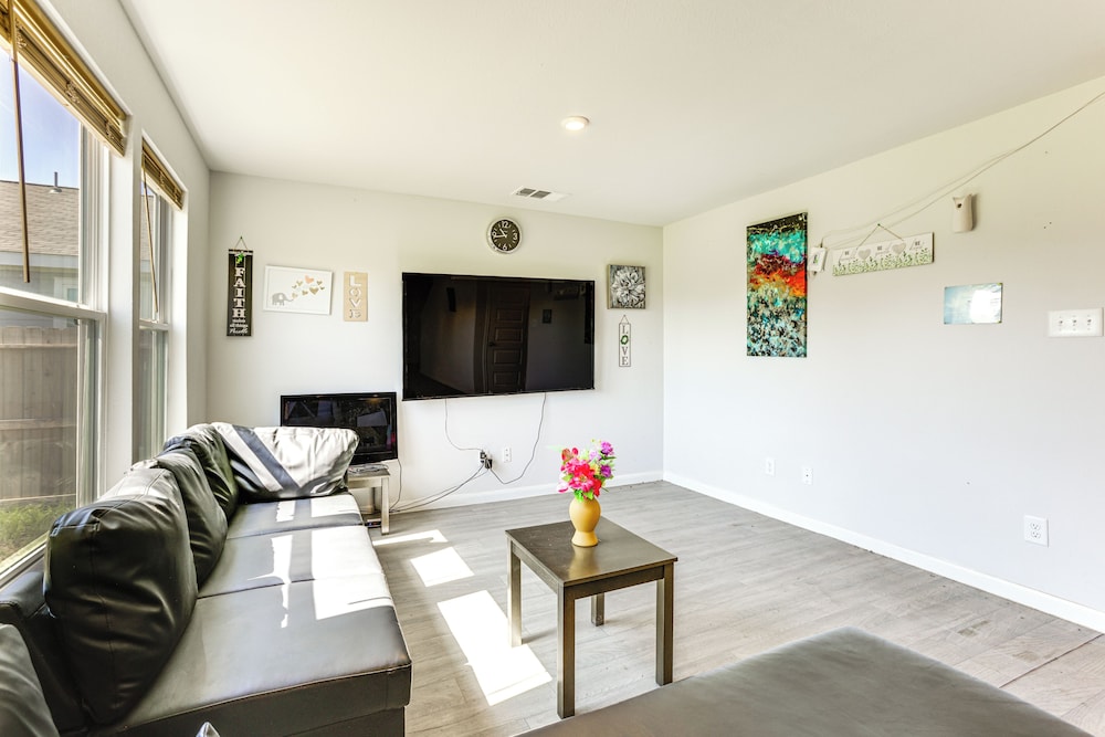 Near Hiking & Fishing: Airy Retreat in Cleveland!