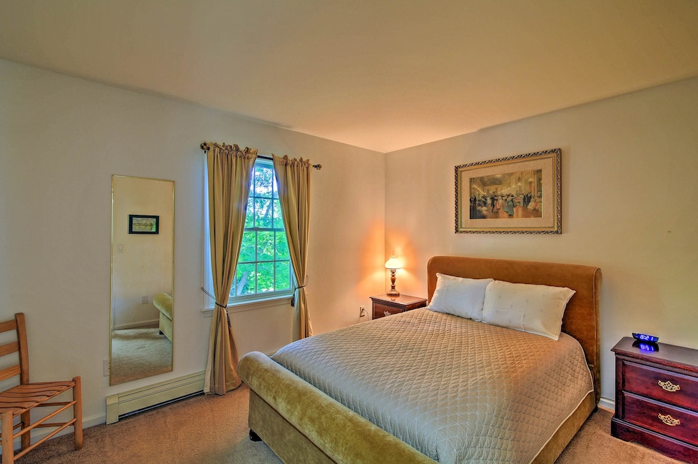 Walk to Dining: Downtown Lenox Guest House! view 5
