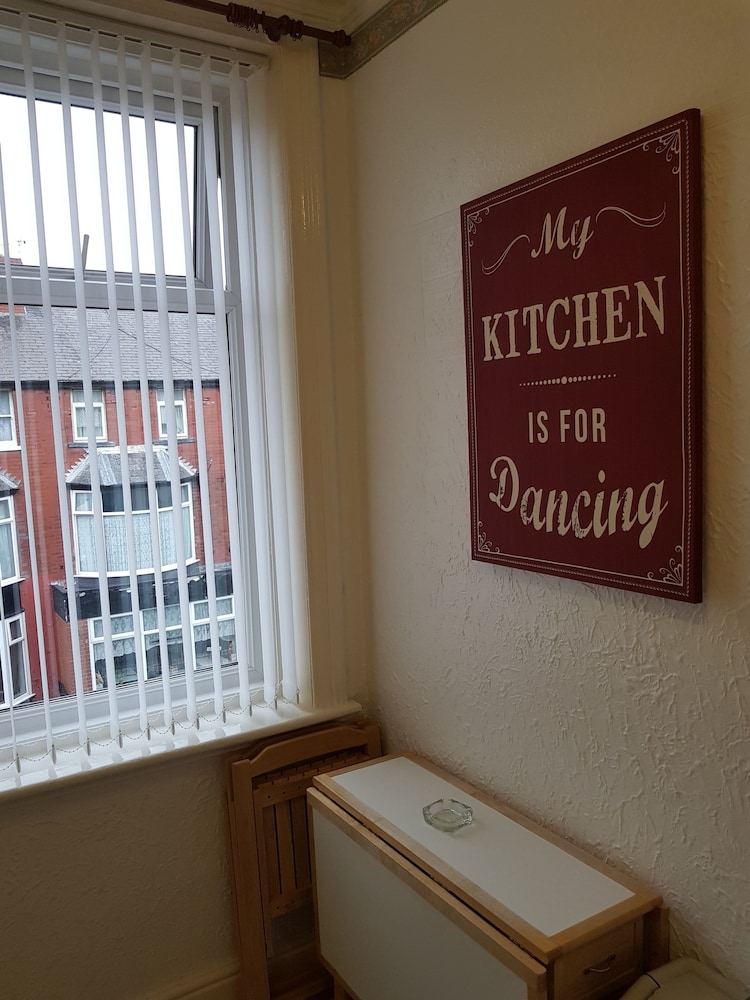 6 Person - 1 - Bed Apartment in Blackpool view 3
