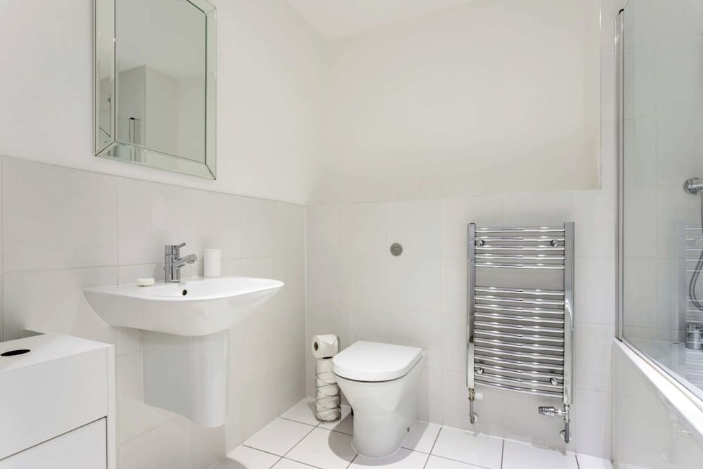 Modern 1 Bedroom Apartment Near Canary Wharf With Balcony