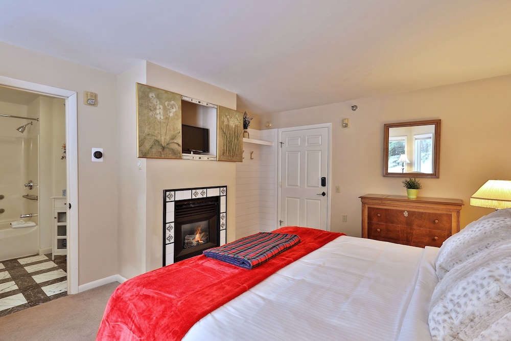 The Birch Ridge: American Classic Room #7 - King Suite In Killington. Hot Tub. 1 Bedroom Home view 2