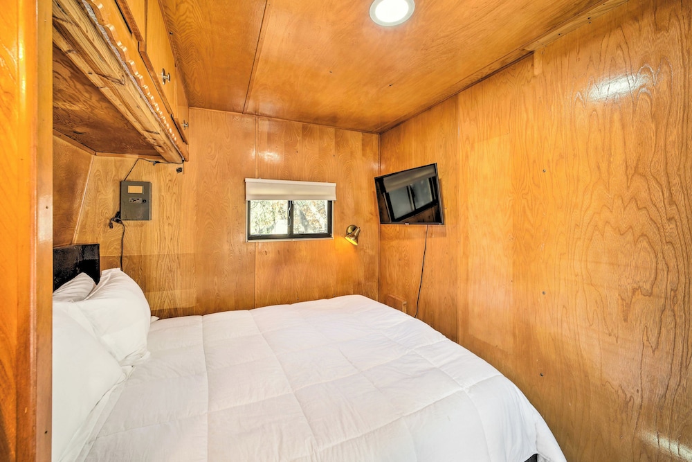 Payson Vacations - Waterfront Payson Escape w/ Private Hot Tub  Deck - Property Image 4