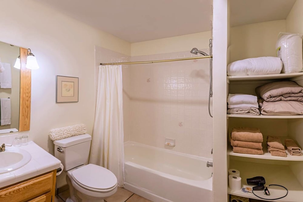 Ashland Vacations - Oak Lawn Cottage 1.5 Blocks to OSF - Property Image 11