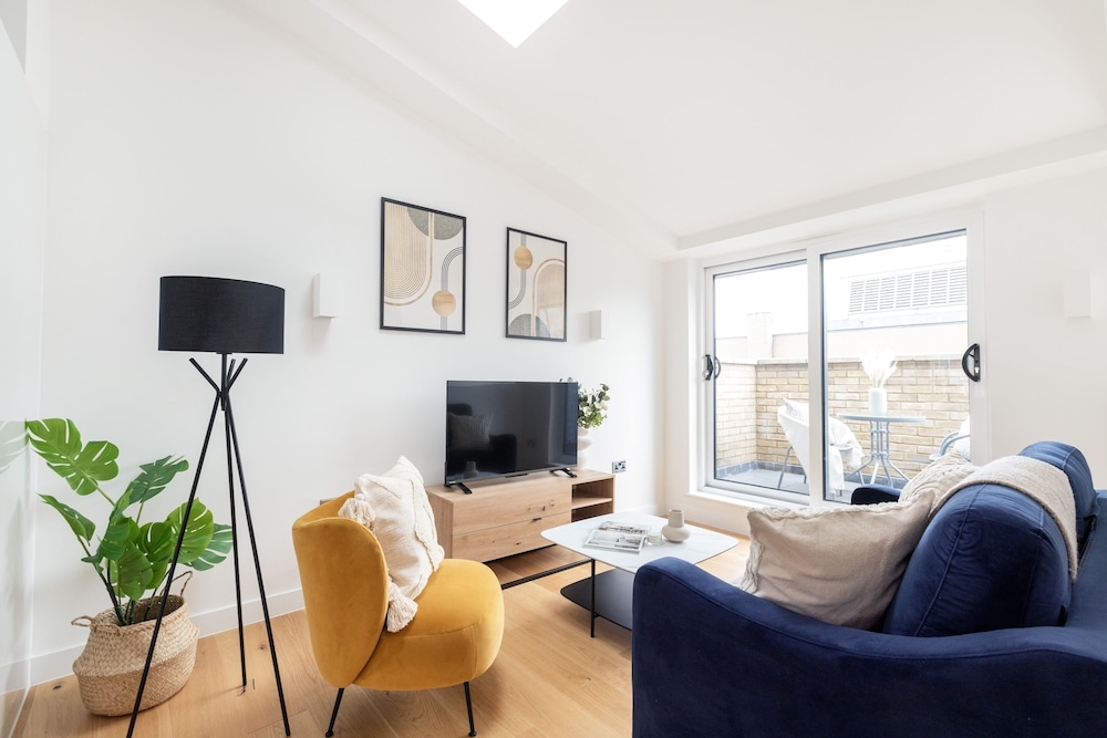 Modern 2BR 2BA with Balcony by Soho